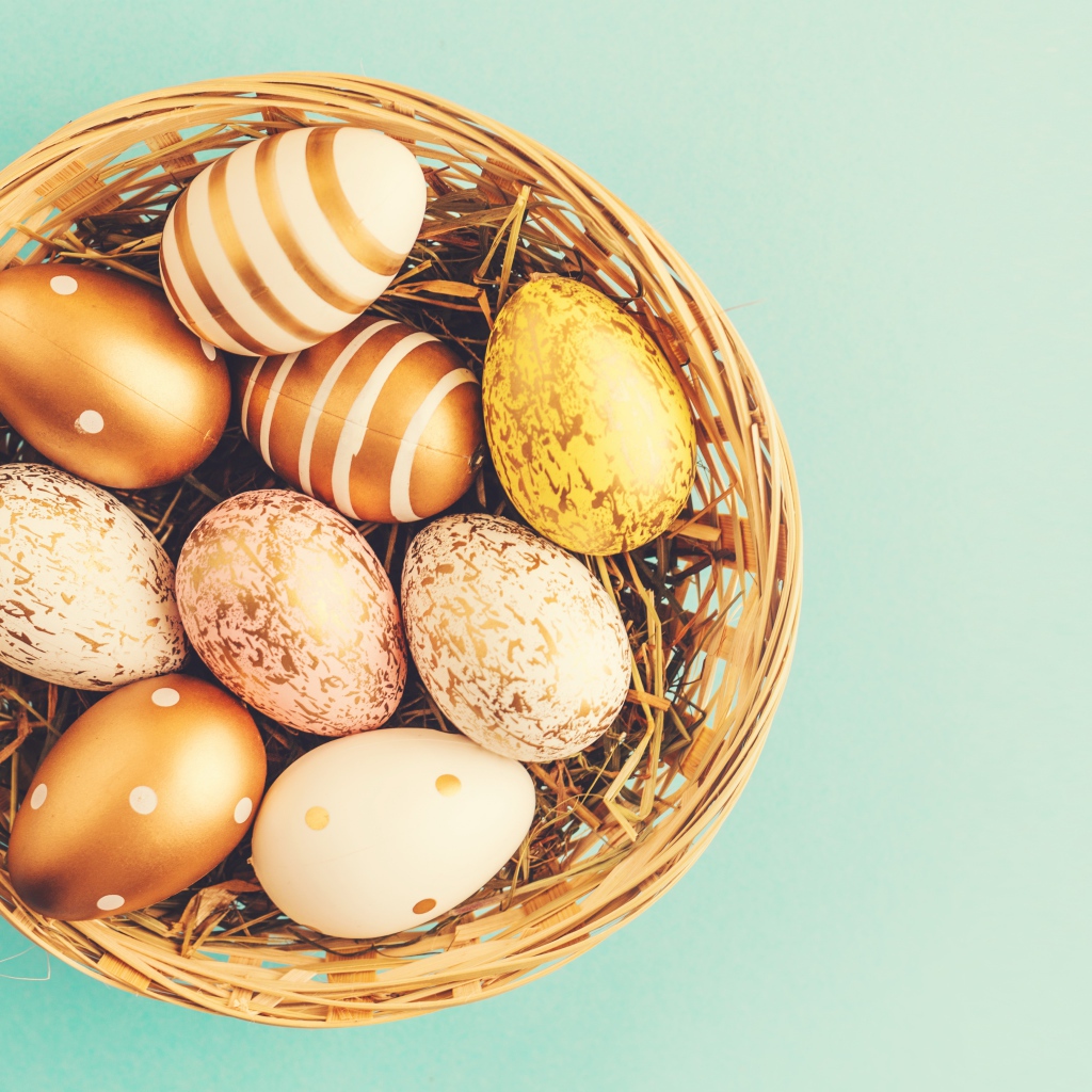 Гнездо с золотистыми крашеными яйцами на Пасху