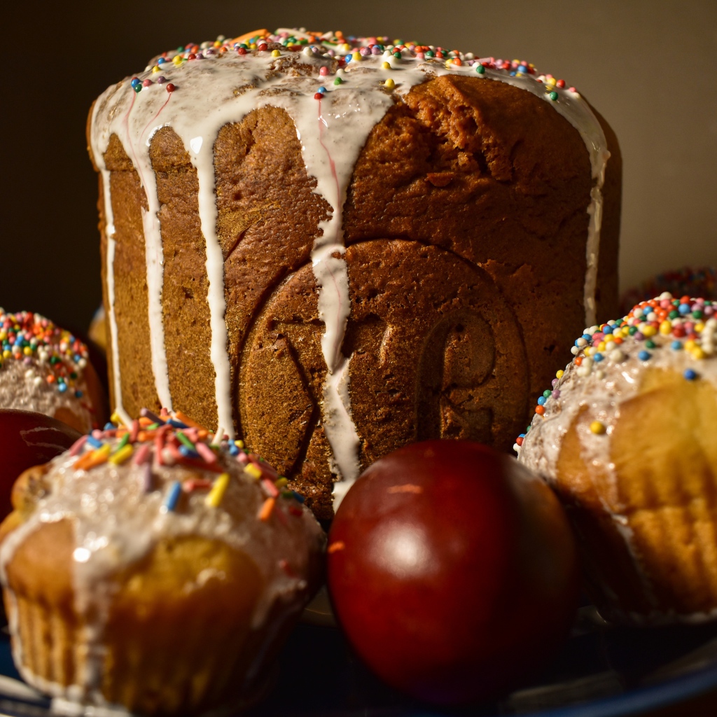 Пасхальный кулич, кексы и крашеные яйца на праздник