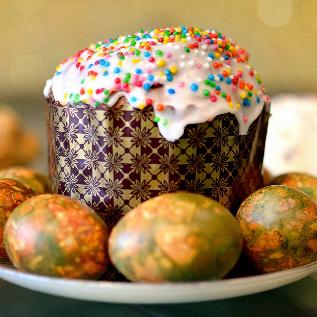 Пасхальный кулич с крашеными мраморными яйцами