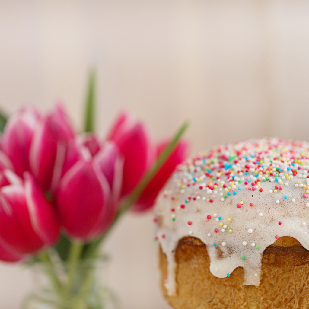 Пасхальный кулич с белой глазурью с букетом тюльпанов