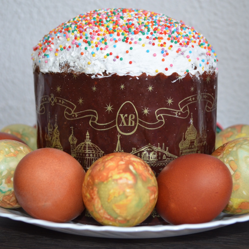 Большой пасхальный кулич с яйцами