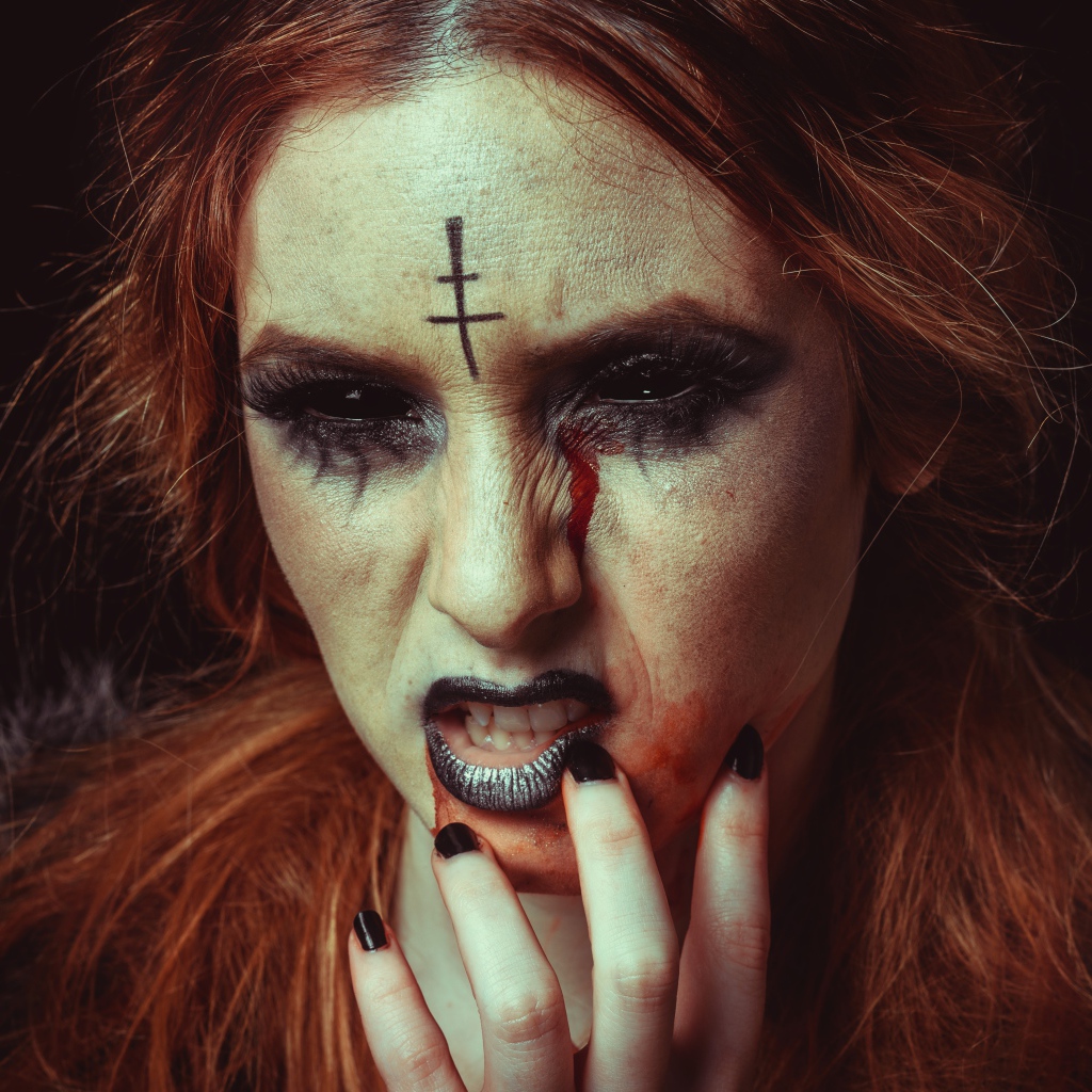 Девушка с гримом на Хэллоуин на черном фоне