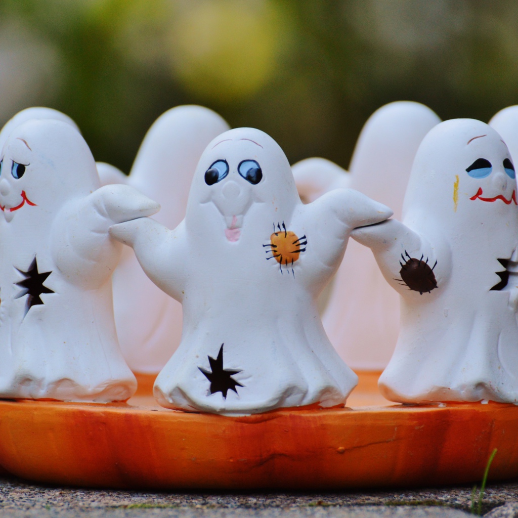 Статуэтка привидения на праздник Хэллоуин