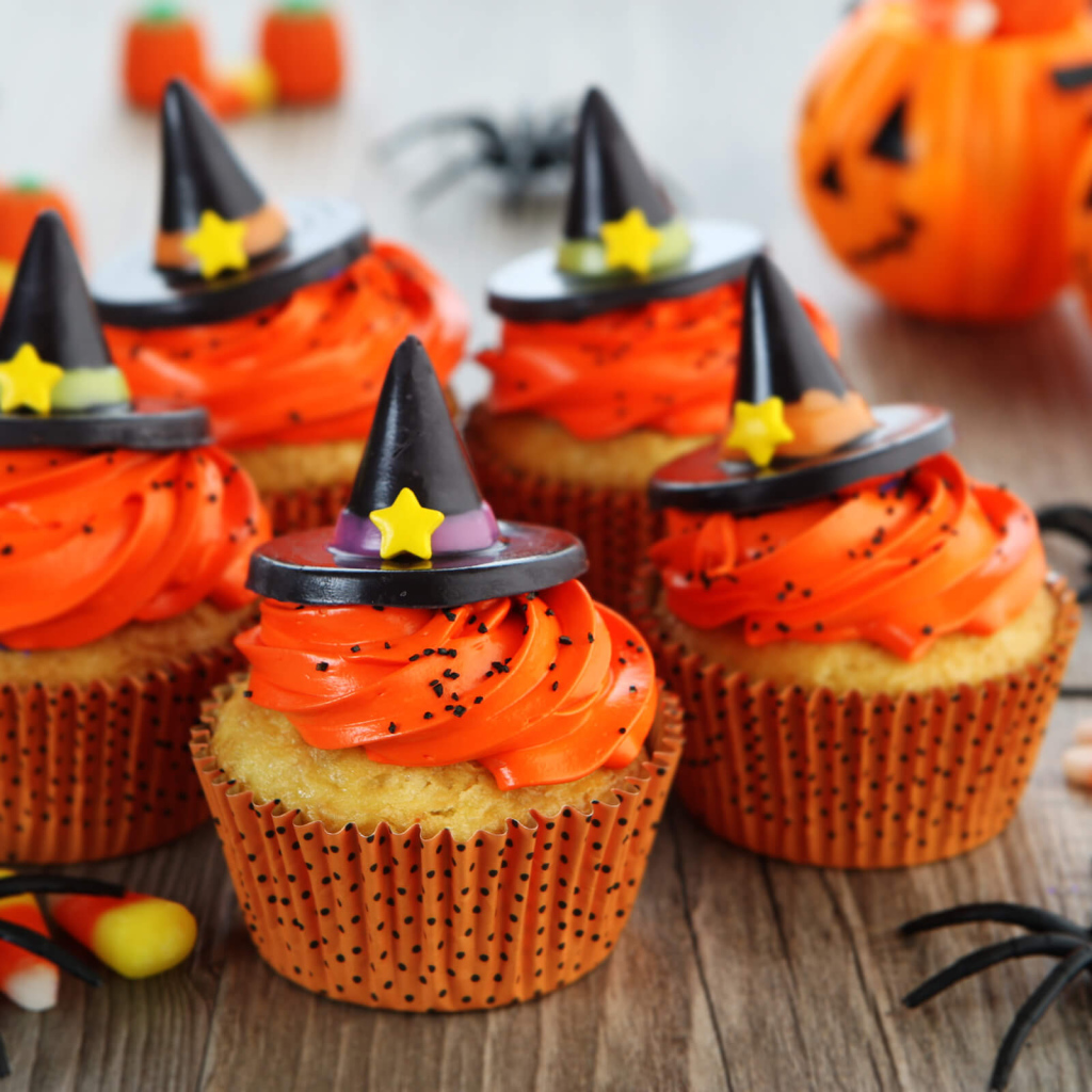 Кексы для ведьмы с пауками на праздник Хэллоуин