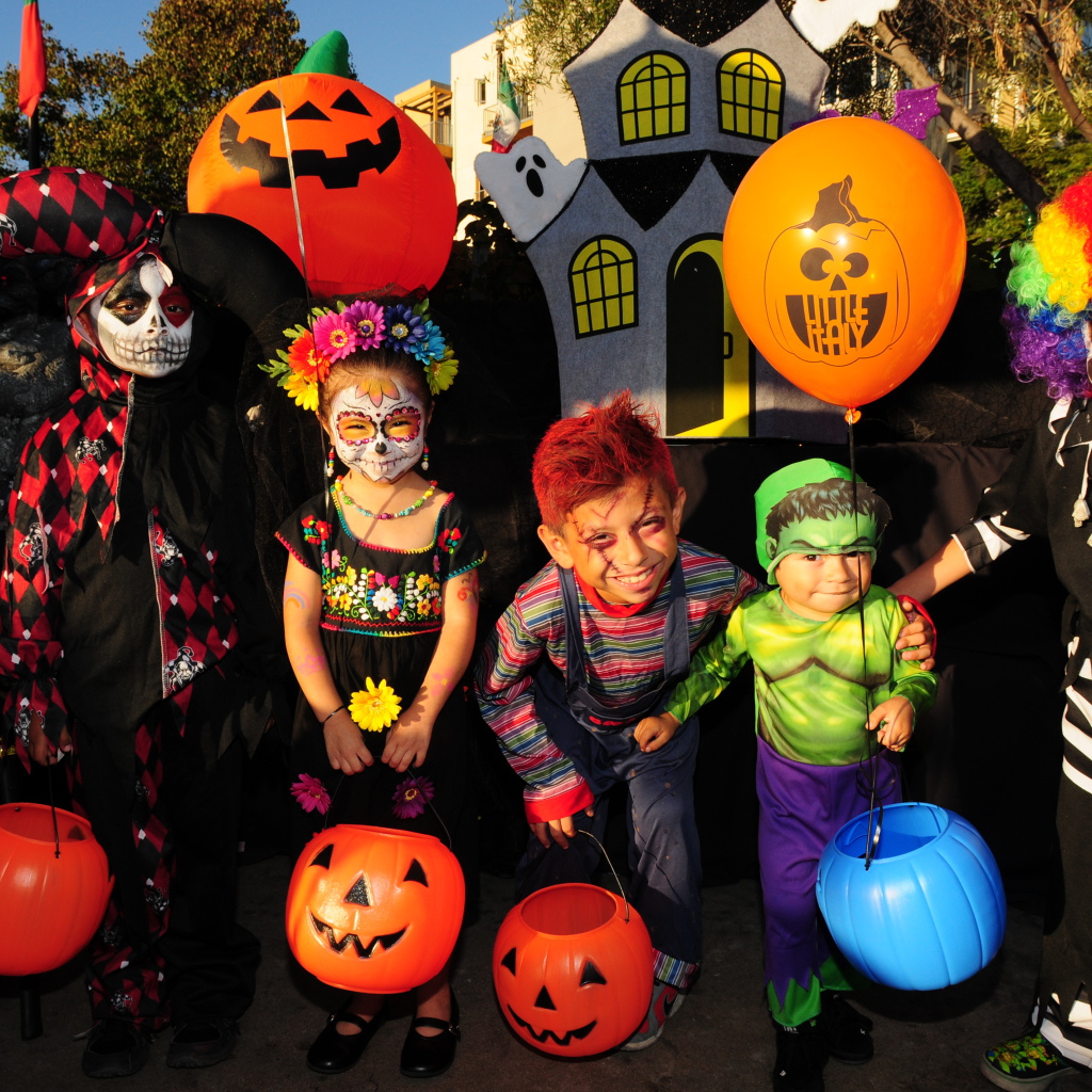 Маленькие дети в костюмах на праздник Хэллоуин