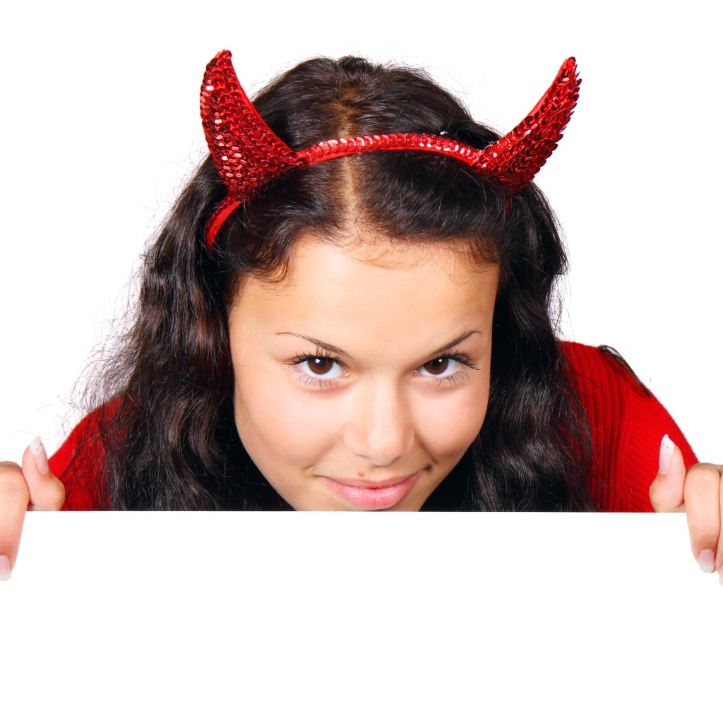 Жгучая чертовка на белом фоне на Хэллоуин