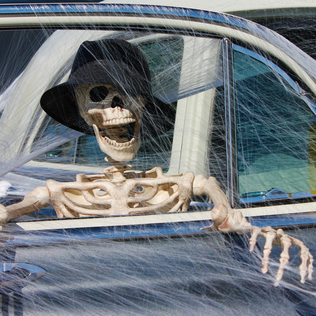 Скелет в машине с паутиной декор на праздник Хэллоуин