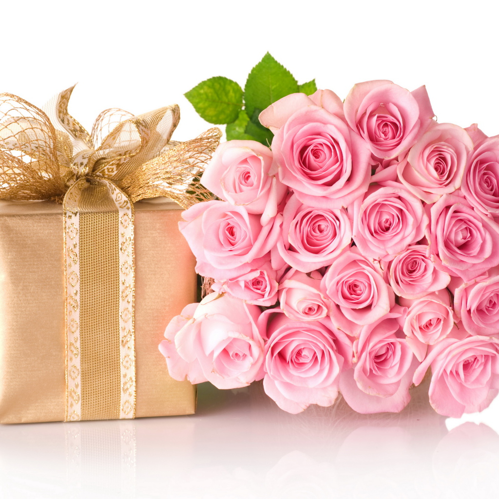 Большой букет розовых роз и подарок на 8  марта