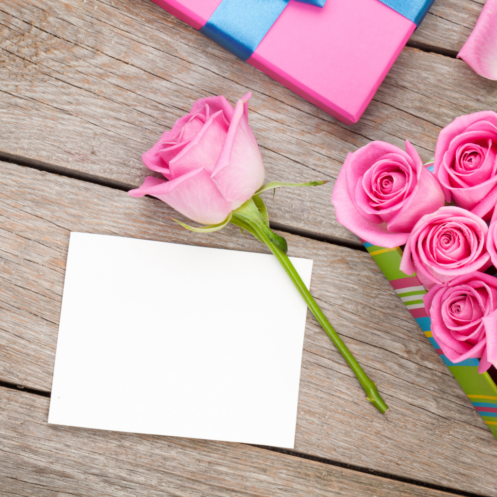 Букет розовых роз и лист бумаги фон для открытки на 8 марта