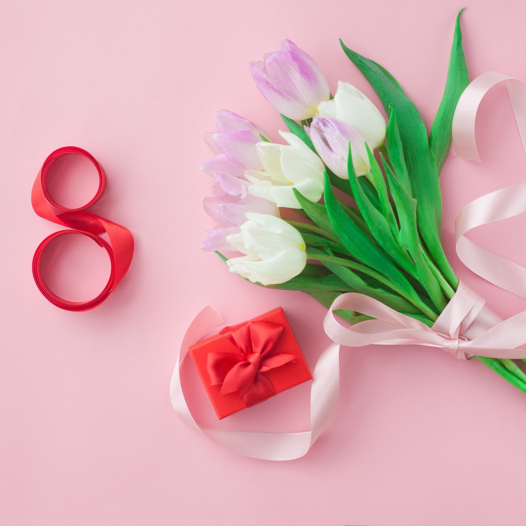 Букет розовых тюльпанов и подарок с лентами на международный женский день