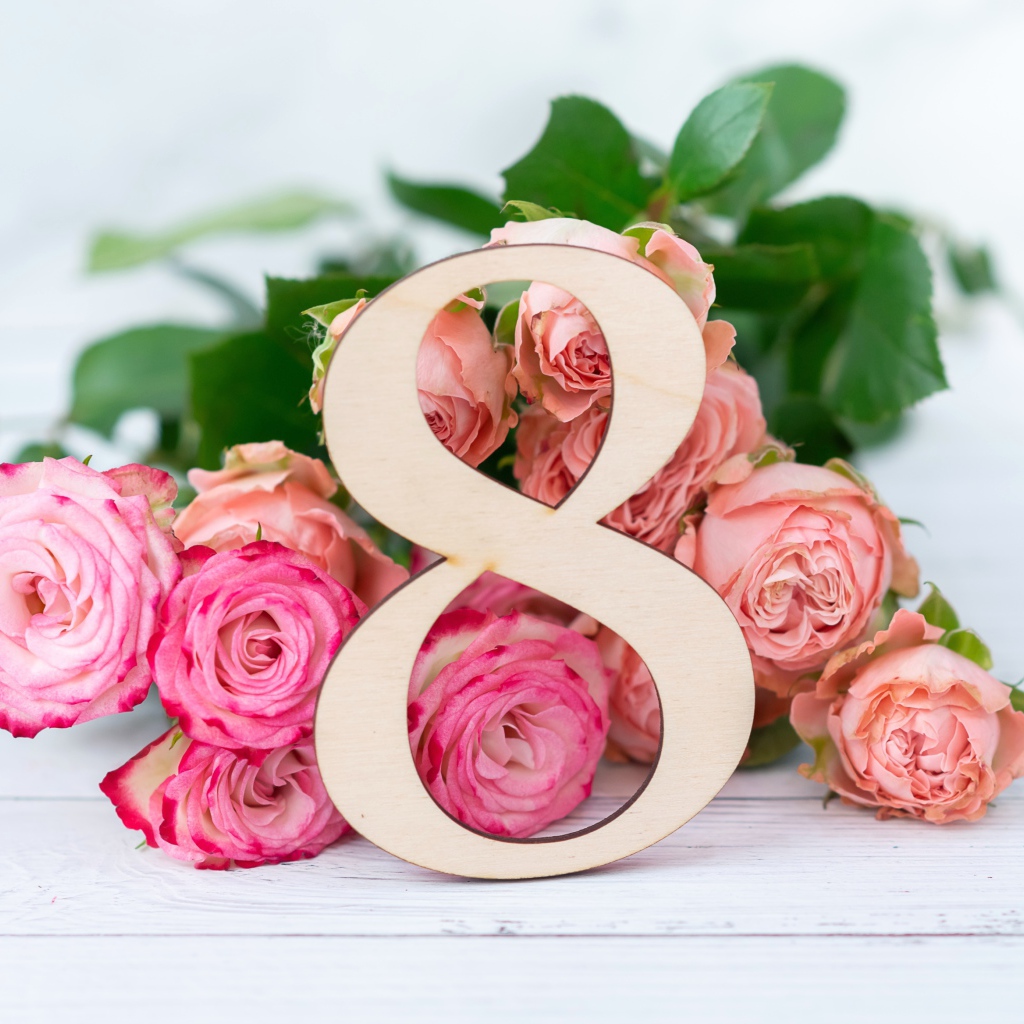 Букет роз на белом фоне на Международный женский день 8 марта