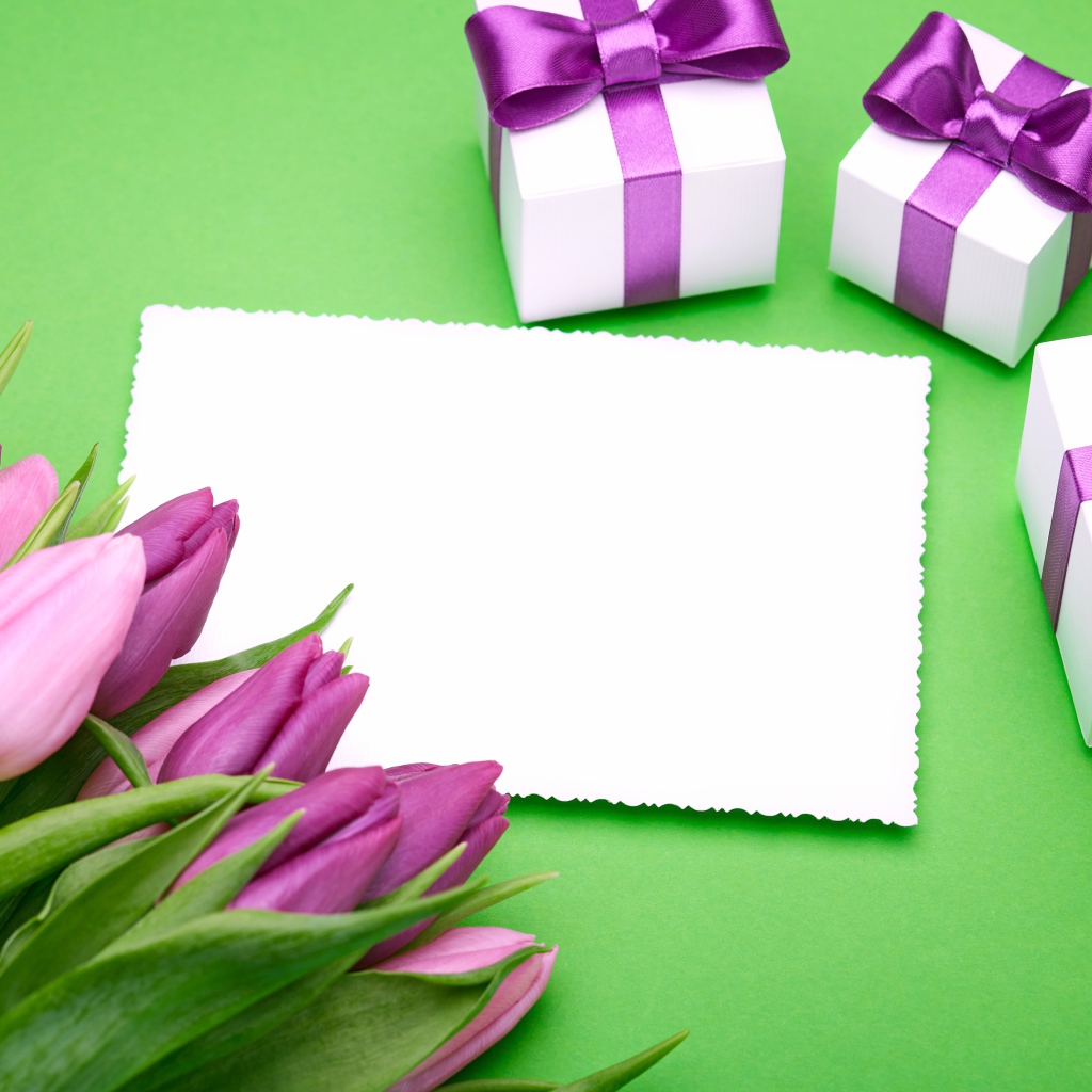 Букет тюльпанов и подарки с листом, шаблон открытки на 8 марта