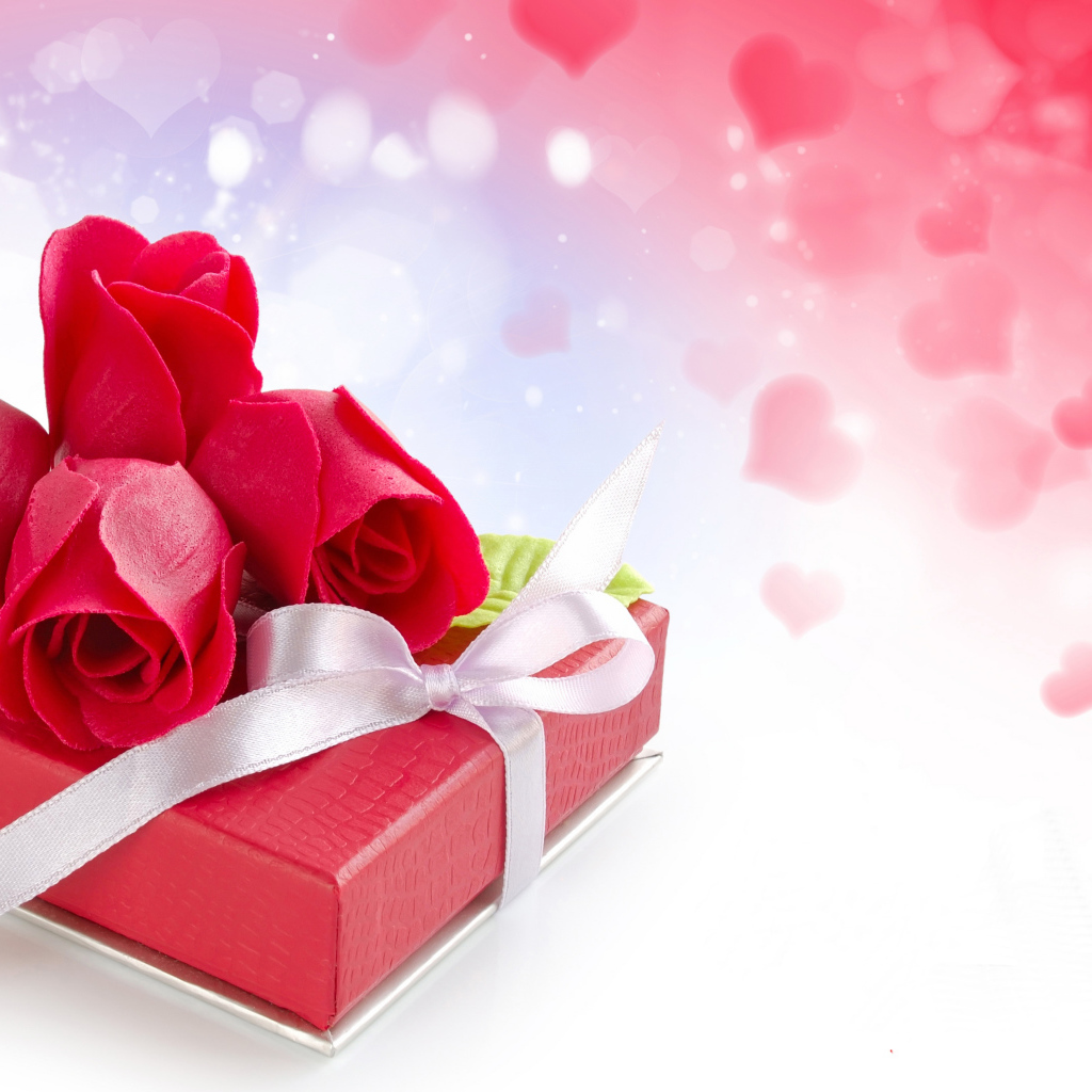 Подарок с красными розами на международный женский день