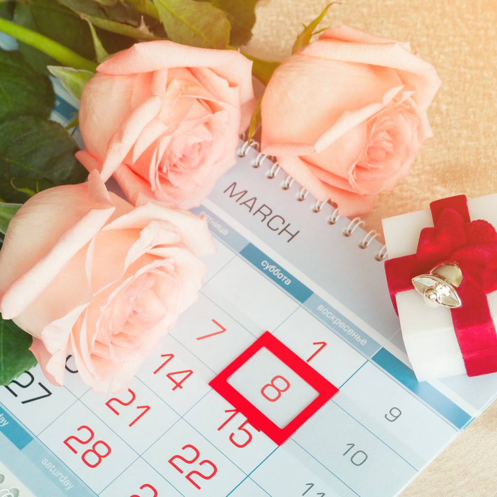 Три розы и подарок на женский день 8 марта