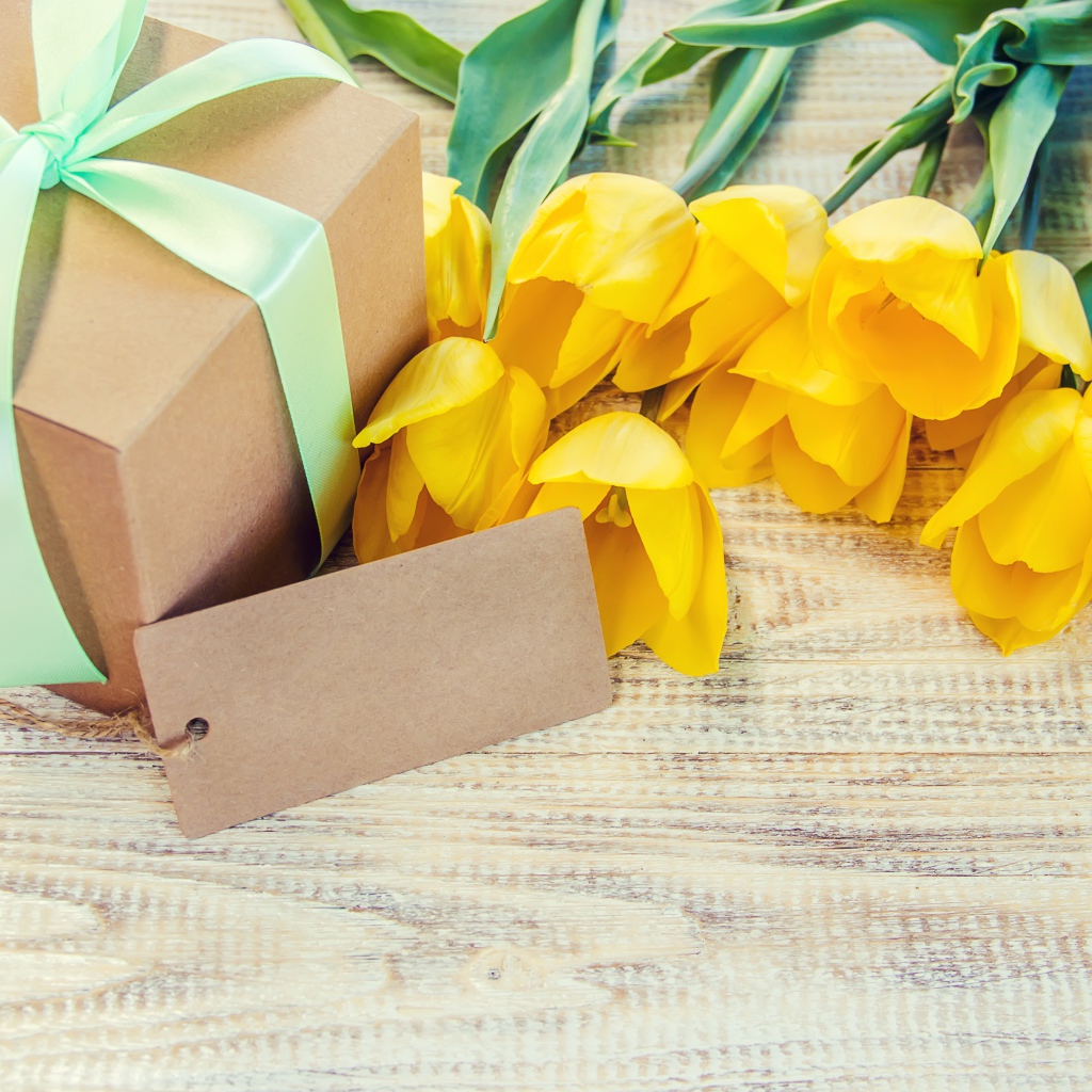 Желтые тюльпаны и подарок для любимой на 8 марта