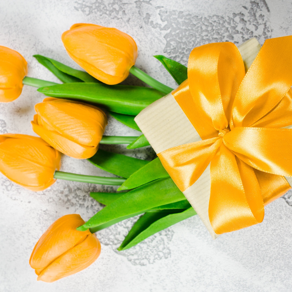 Желтые тюльпаны с подарком на 8 марта для девушки