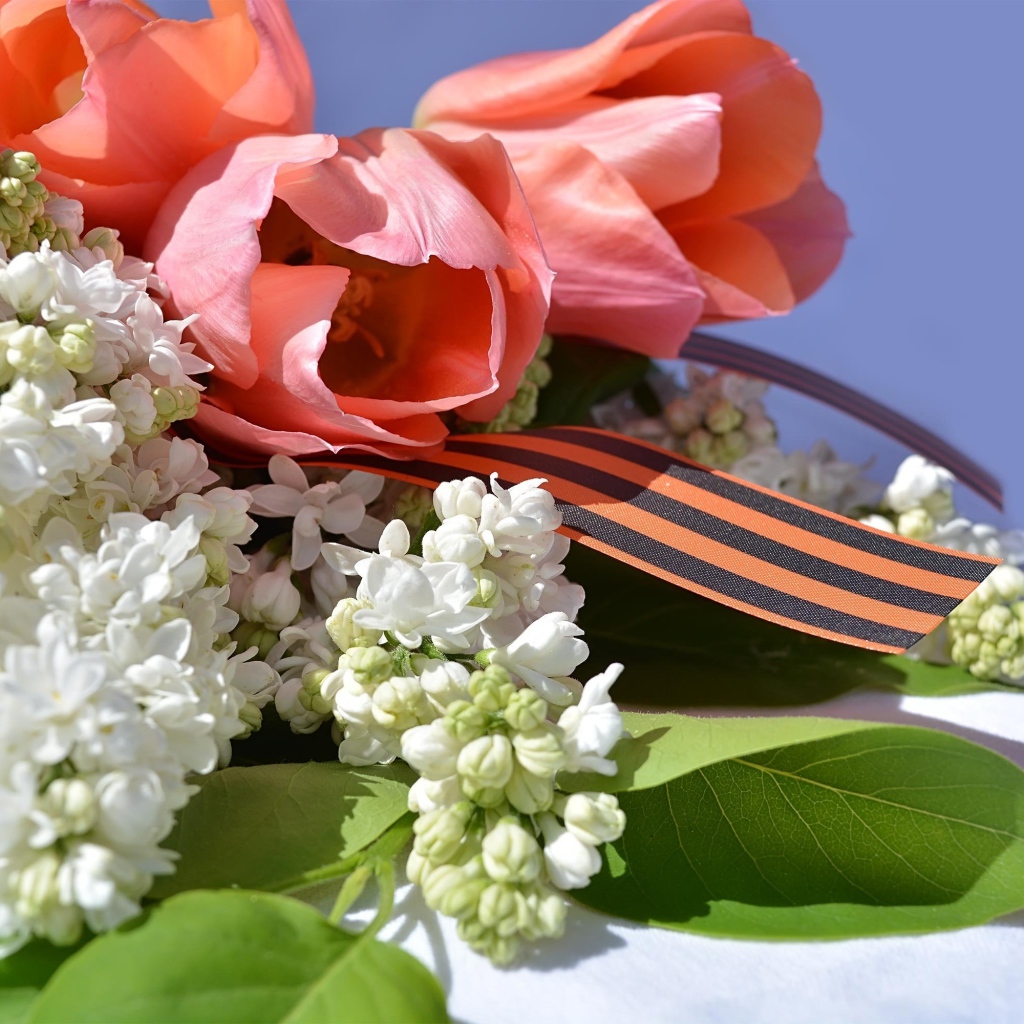 Букет сирени и тюльпанов с георгиевской лентой на 9 мая День победы