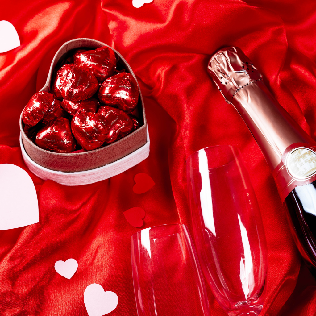 Бутылка шампанского и подарок для любимой на день влюбленных