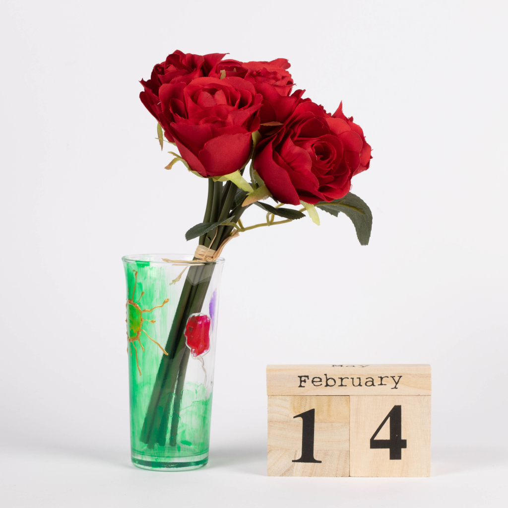 Букет цветов в вазе на 14 февраля день влюбленных 