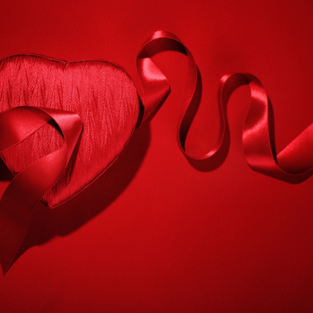 Подарок с лентой на красном фоне на День Святого Валентина 14 февраля