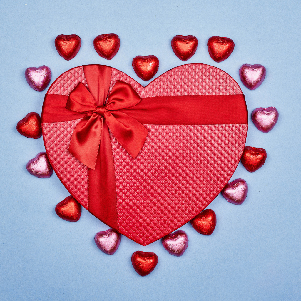 Красная коробка в форме сердца с конфетами для любимой