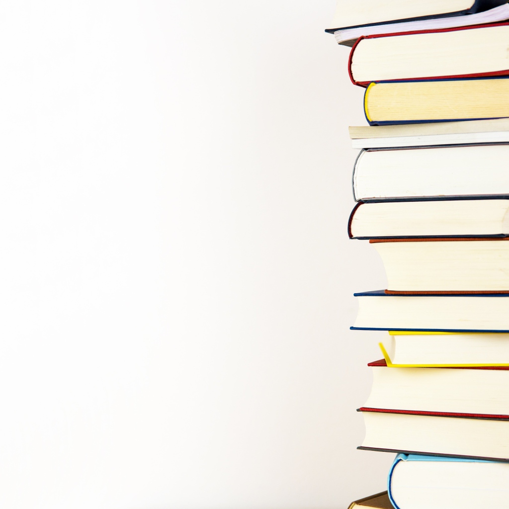 Много разных книг  для школы на белом фоне