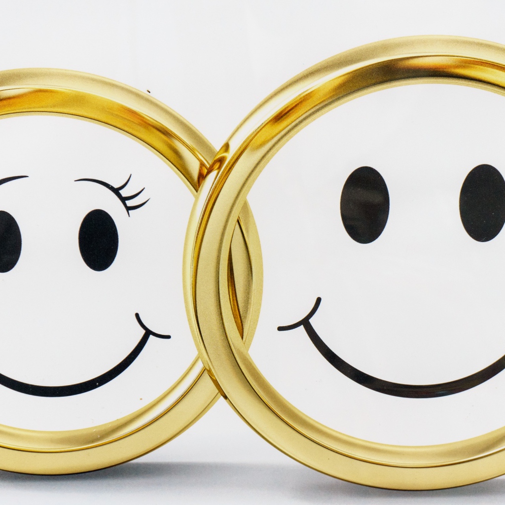 Золотые обручальные кольца на белом фоне