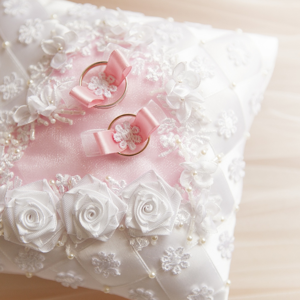 Подушка с обручальными кольцами 