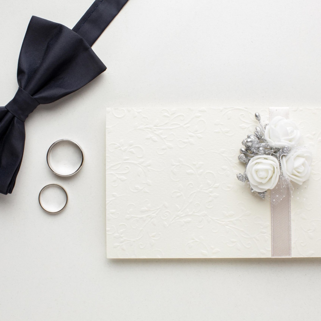 Приглашение на свадьбу, кольца и черная бабочка 