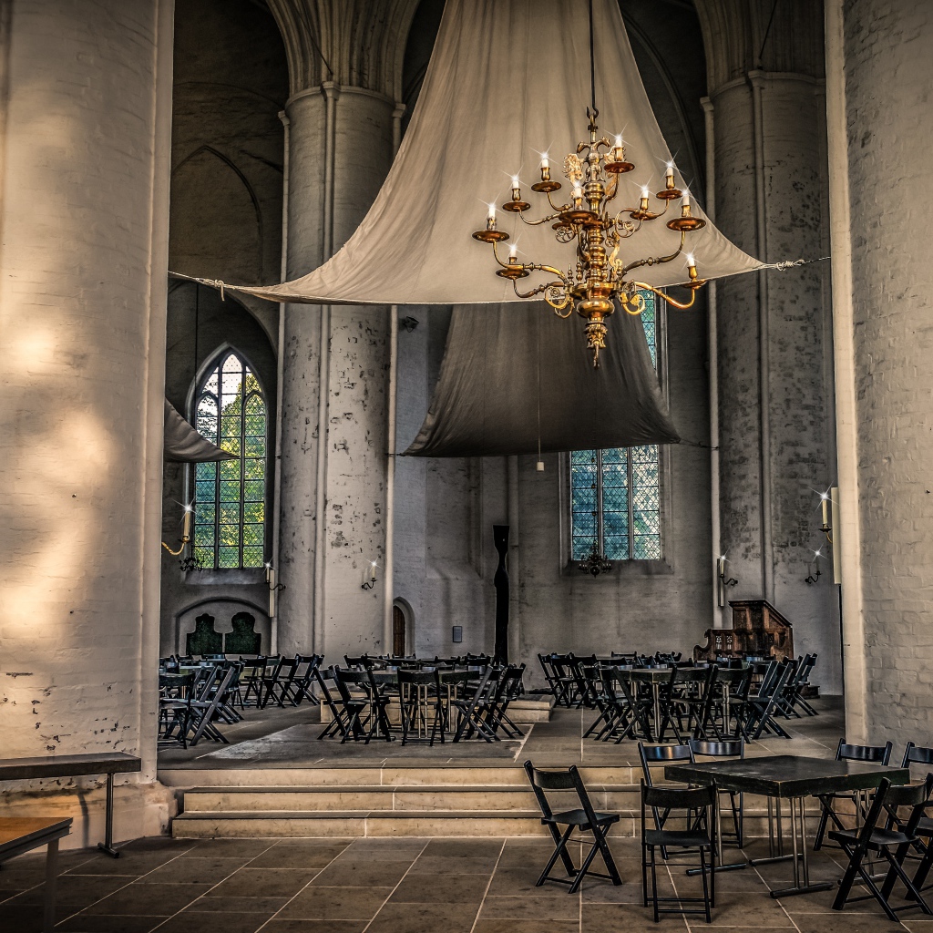 Черные столики в здании церкви