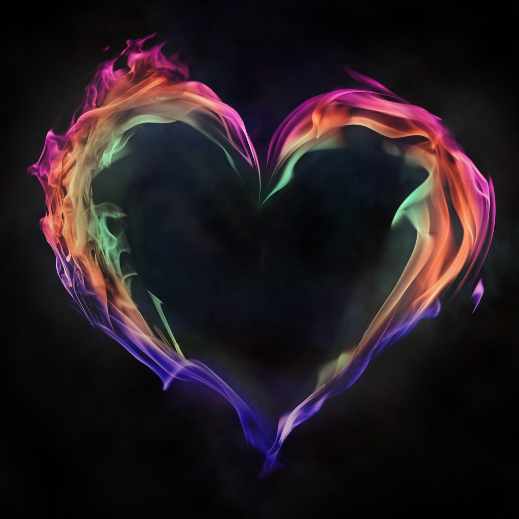 Красивое разноцветное огненное сердце на черном фоне