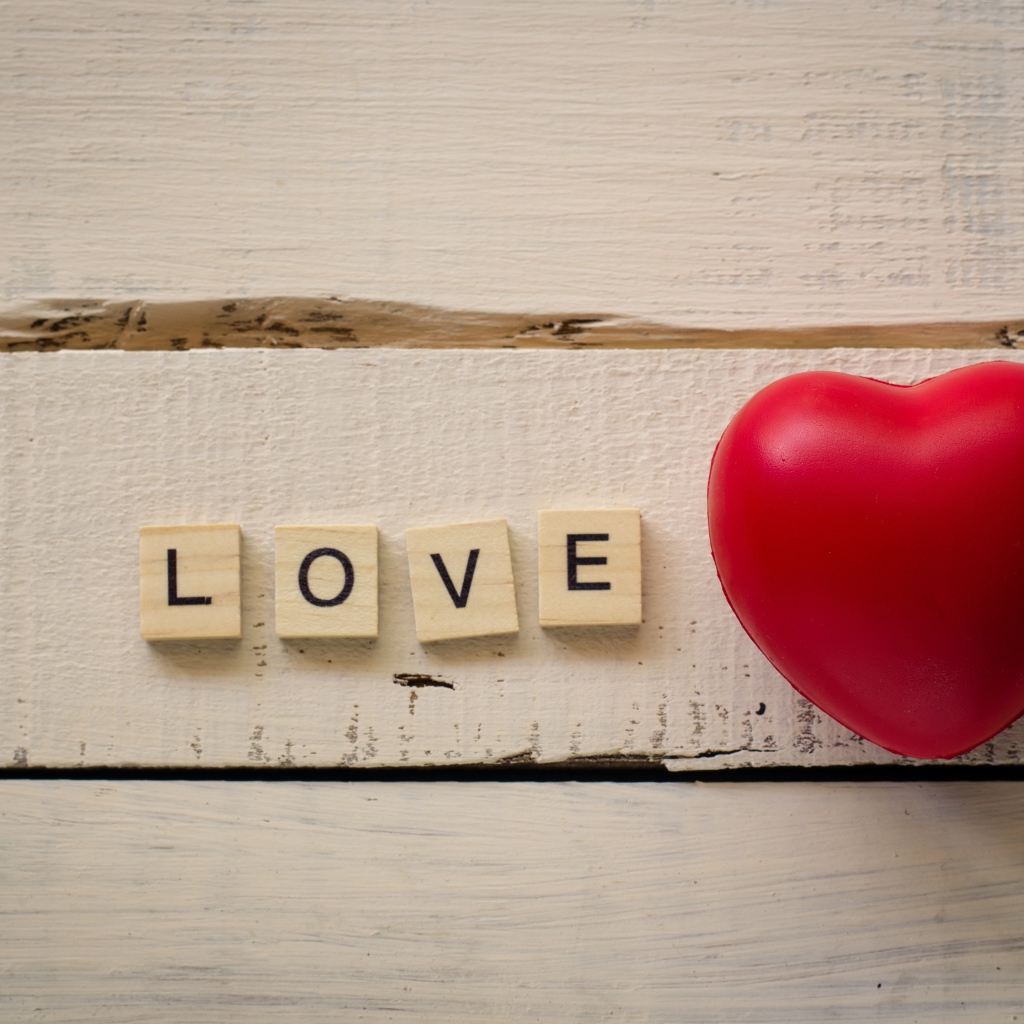 Большое красное резиновое сердце с кубиками 