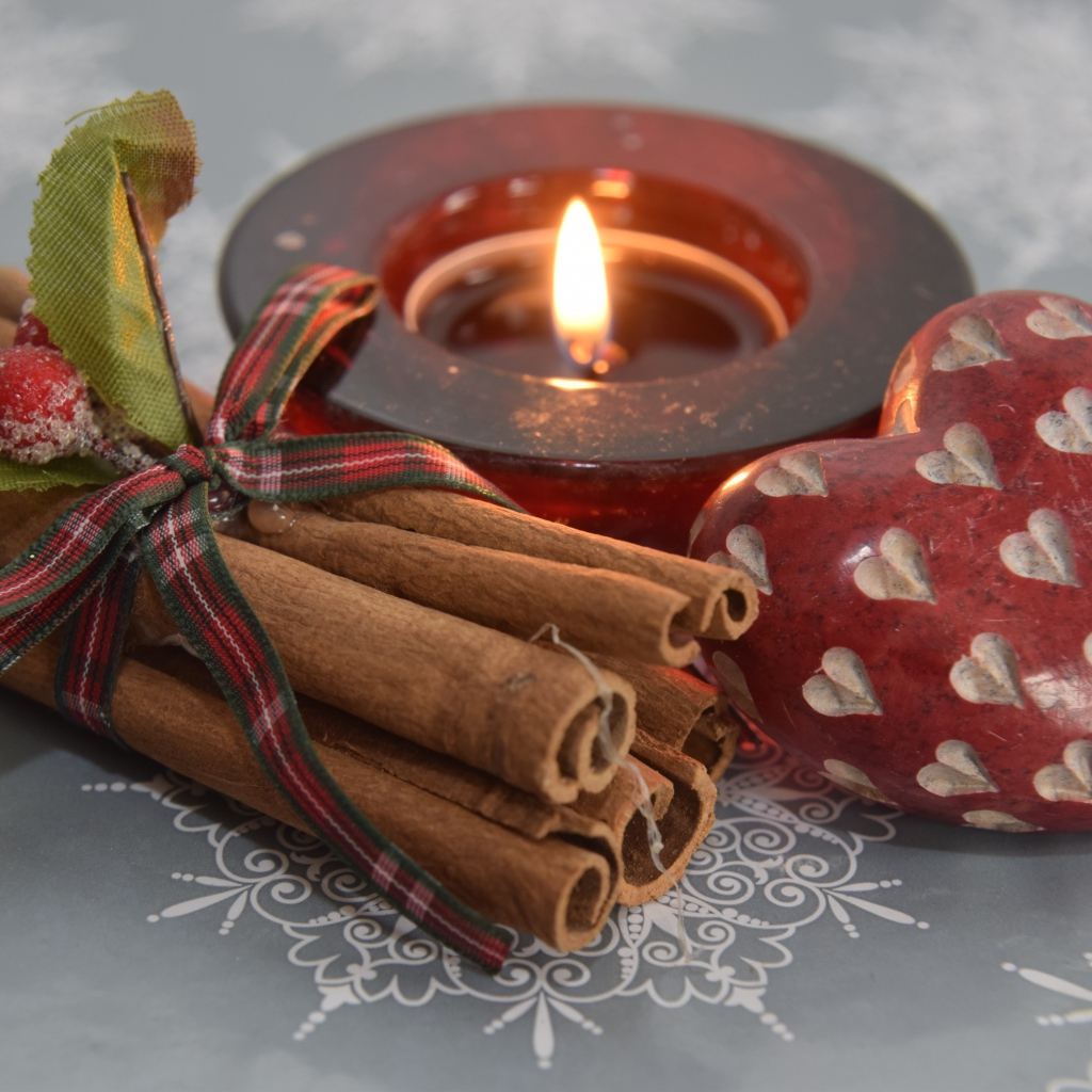 Корица, свеча и сердце на столе 