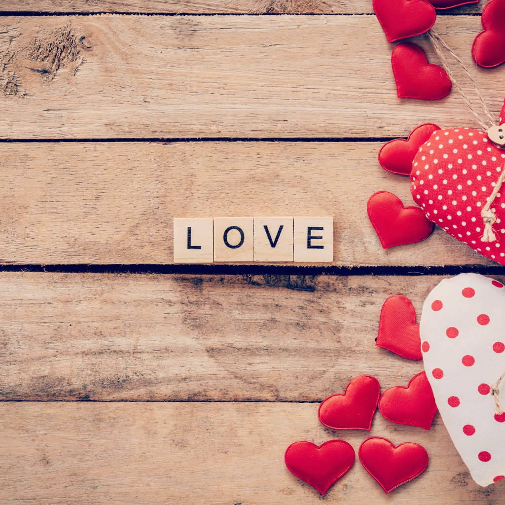 Кубики на деревянном столе с сердечками 