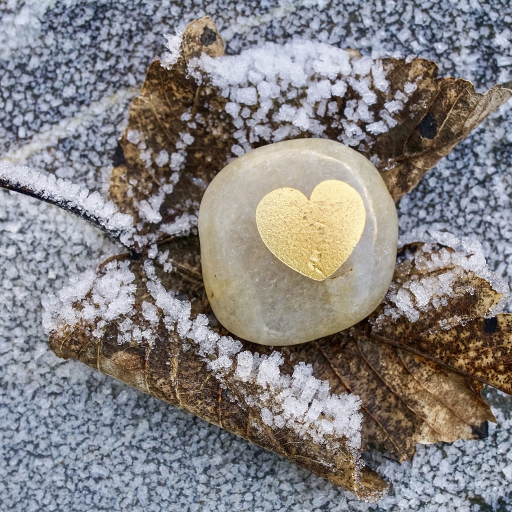 Сердце в камне на заснеженной земле