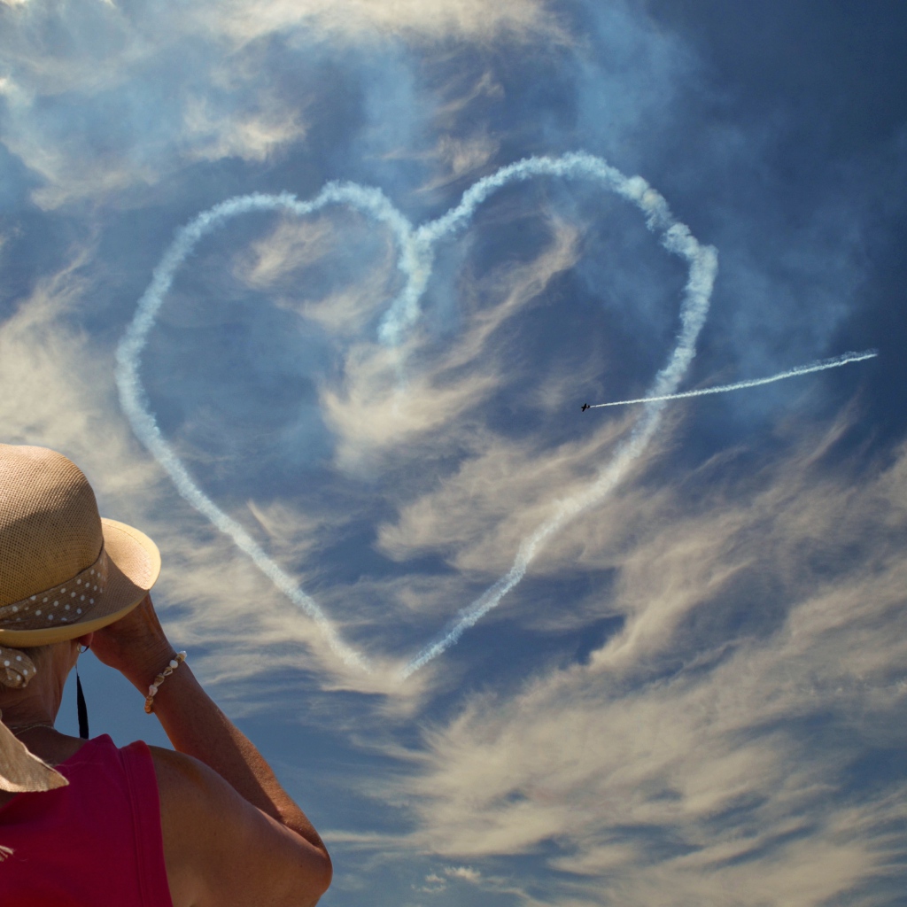 Сердце из облаков в голубом небе