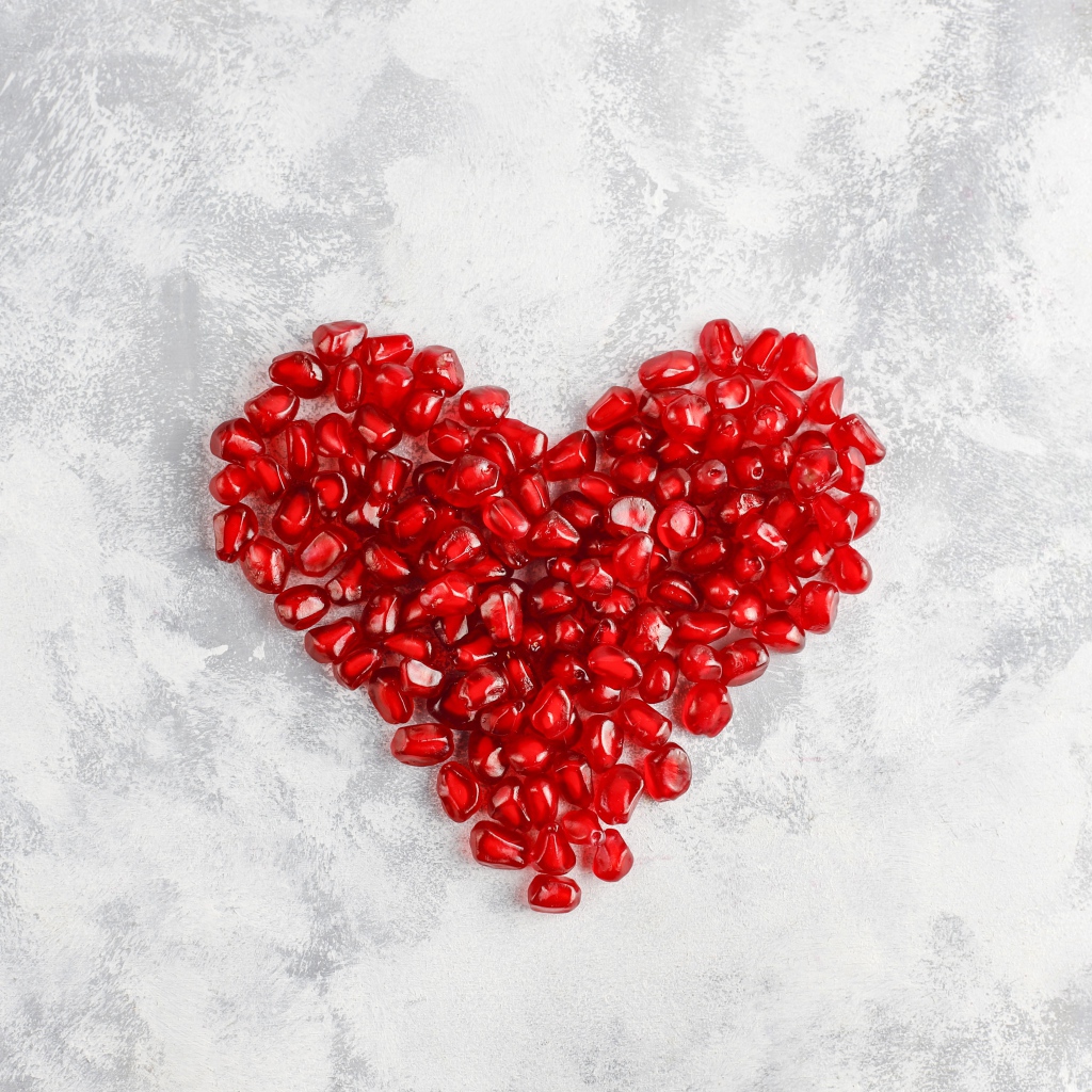 Сердце из красных зерен граната 