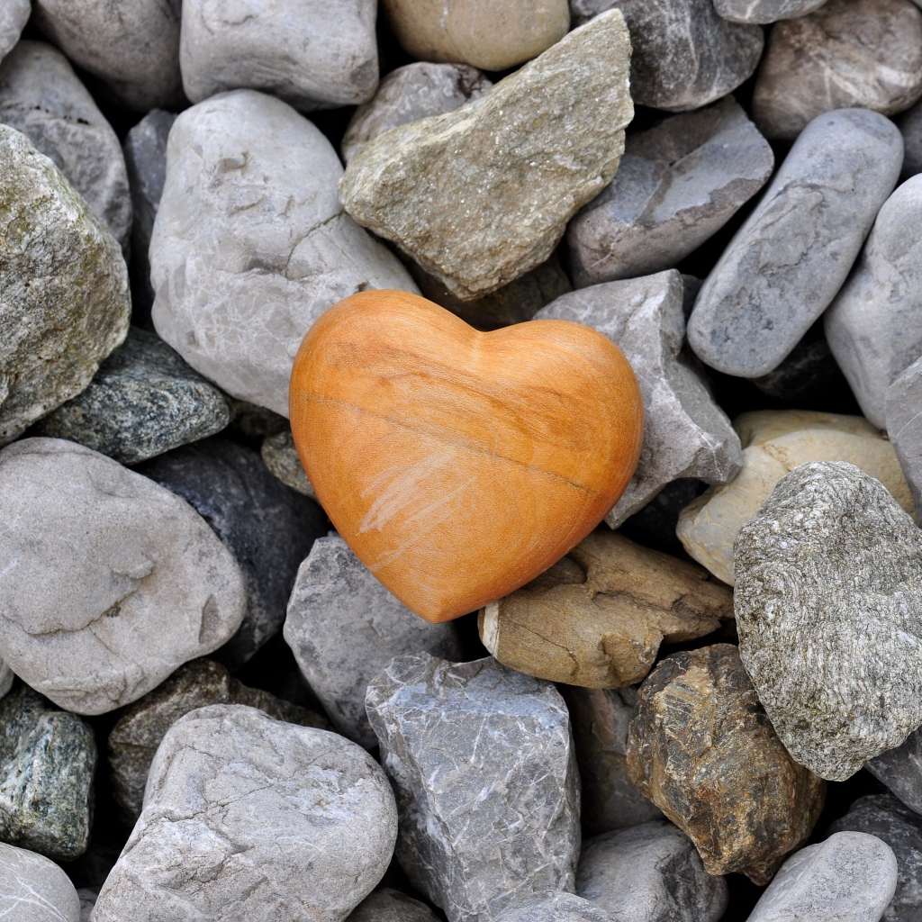 Каменное сердце лежит на камнях 