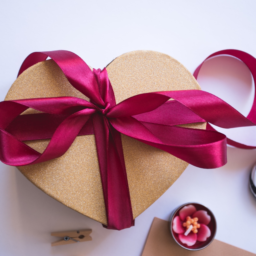 Коробка в в форме сердца с розовой лентой