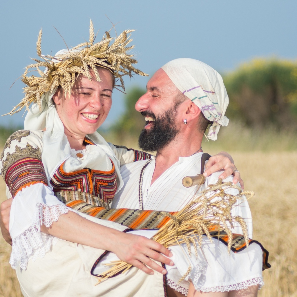 Влюбленная пара на поле с пшеницей