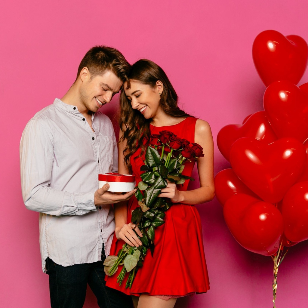Влюбленная пара с воздушными шариками на розовом фоне 