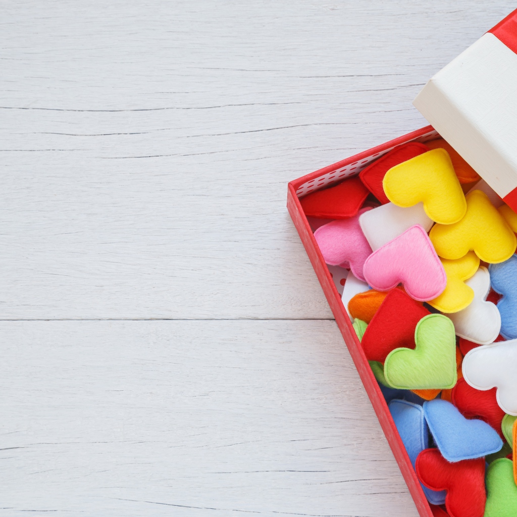 Разноцветные сердечки в коробке с бантом