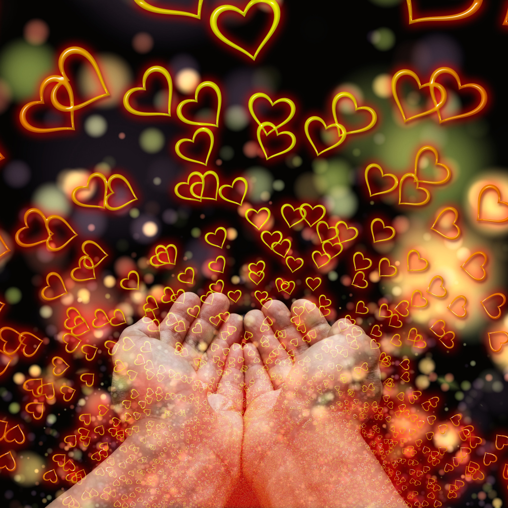 Огненные сердечки в ладонях мужчины 
