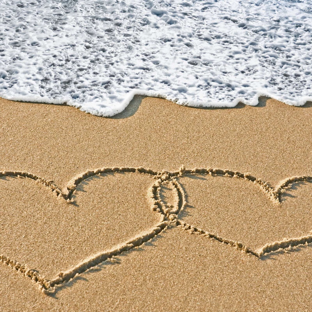 Два сердца на морском песке