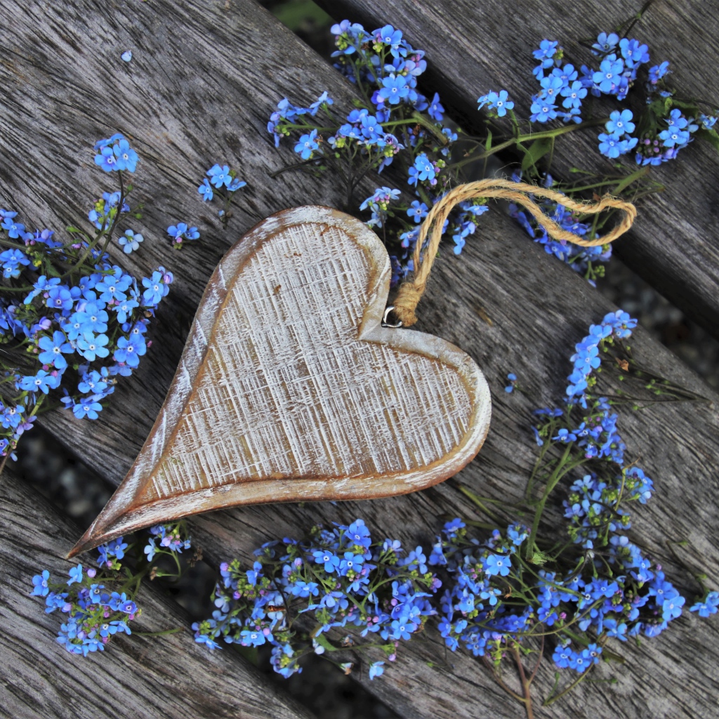 Деревянное сердце с голубыми цветами незабудки 