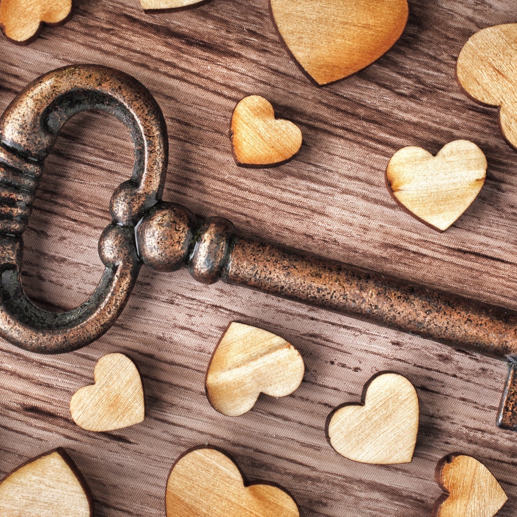 Деревянные сердечки на столе с ключом 