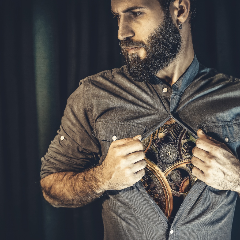 Бородатый мужчина с часовым механизмом внутри 