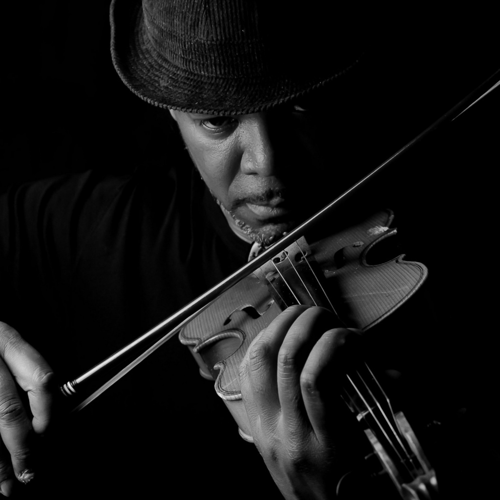 Темнокожий мужчина играет на скрипке 