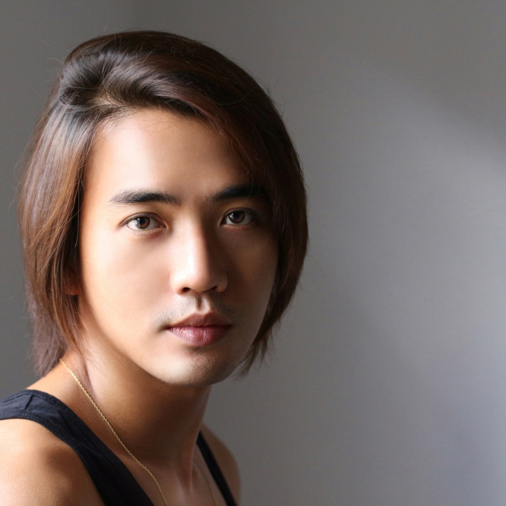 Кареглазый мужчина на сером фоне