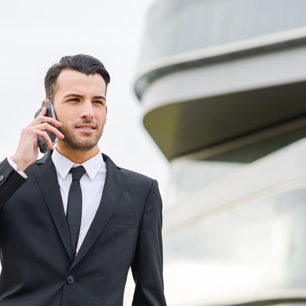 Деловой мужчина с мобильным телефоном